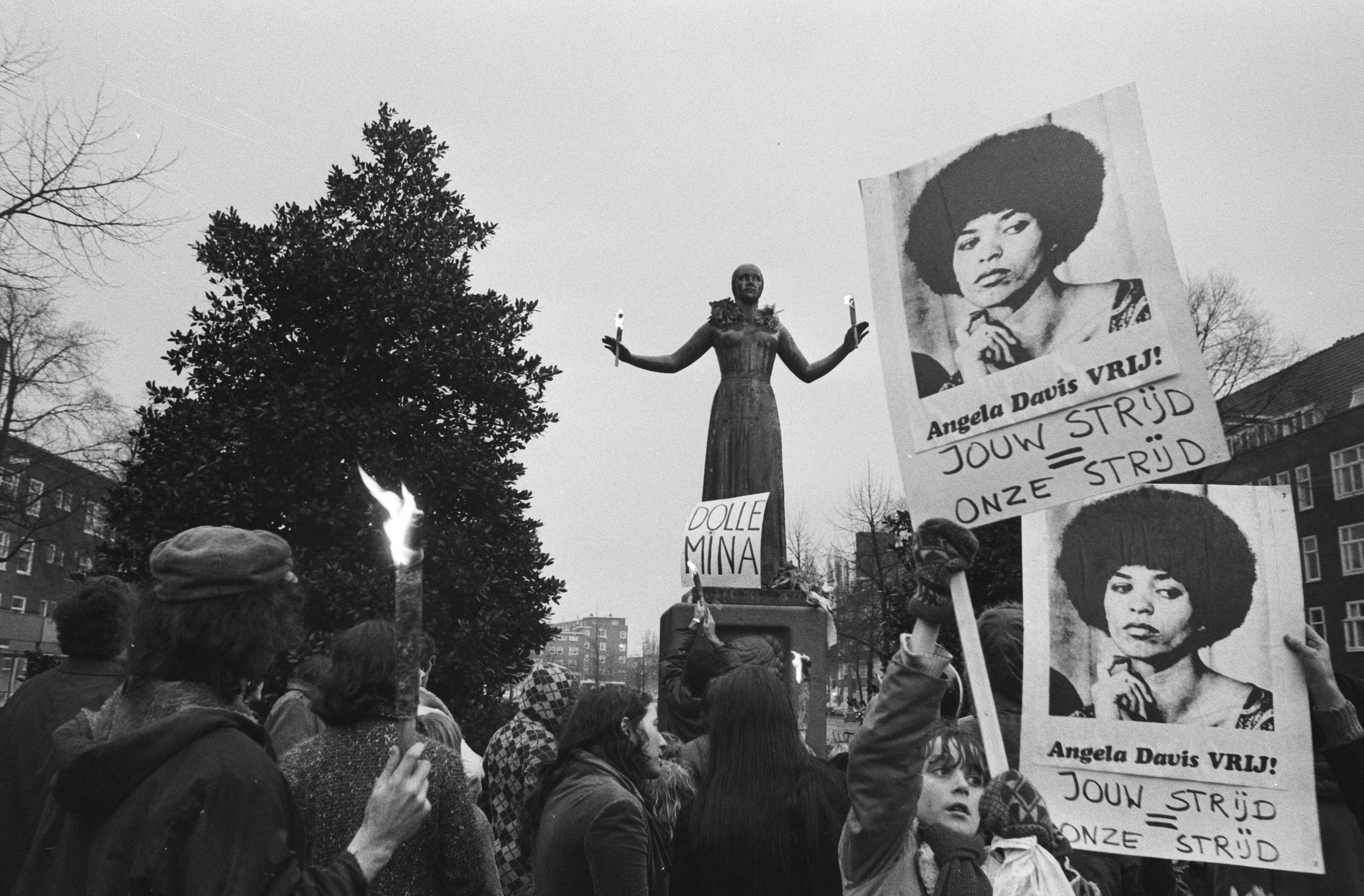Rob Mieremet (fotograaf); Dolle Mina’s demonstratie voor Angela Davis bij het Wilhelmina Druckermonument op Churchilllaan