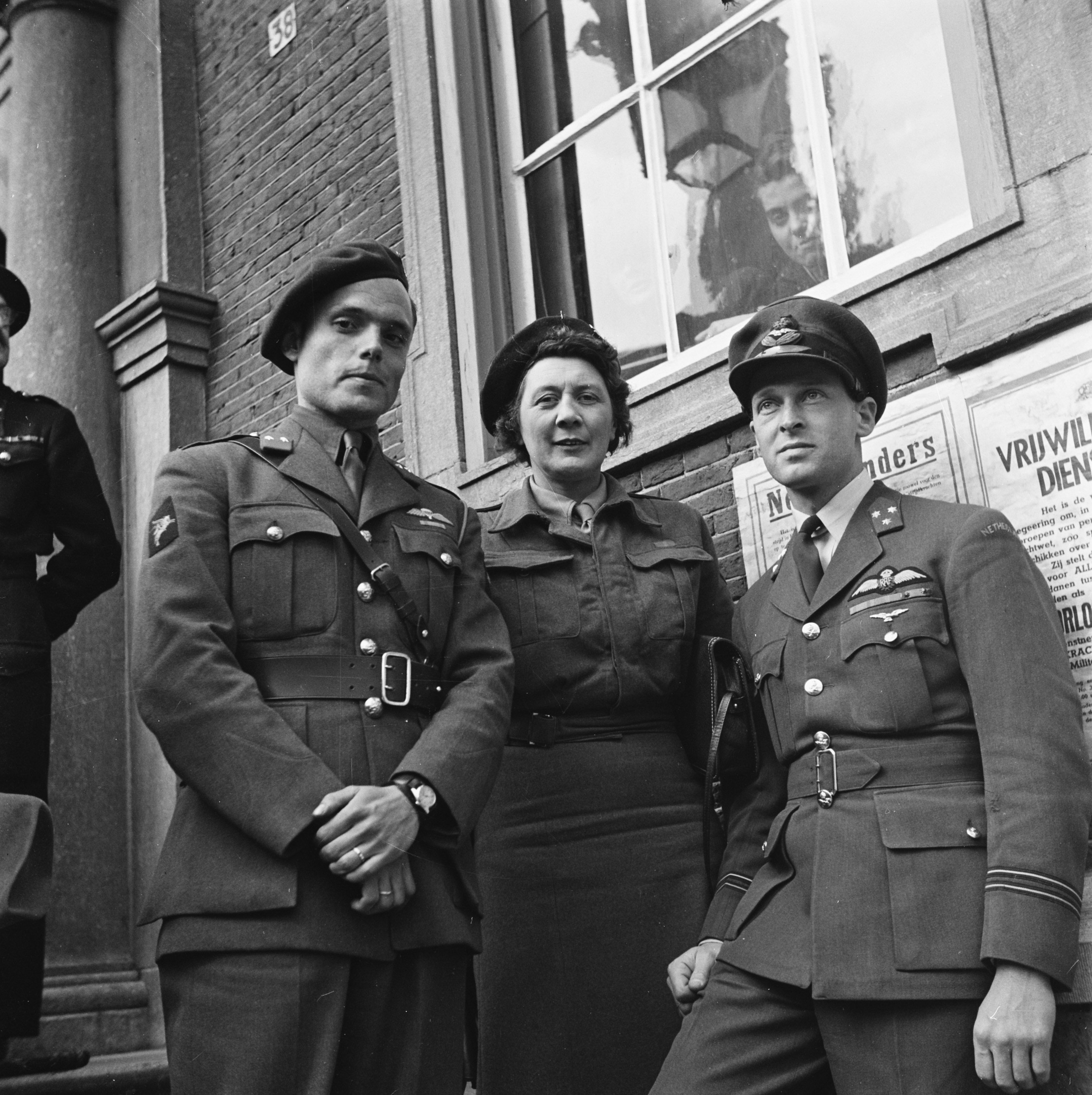 Adjudanten van koningin Wilhelmina Peter Tazelaar, Rie Stokvis en Erik Hazelhoff Roelfzema – van links naar rechts.