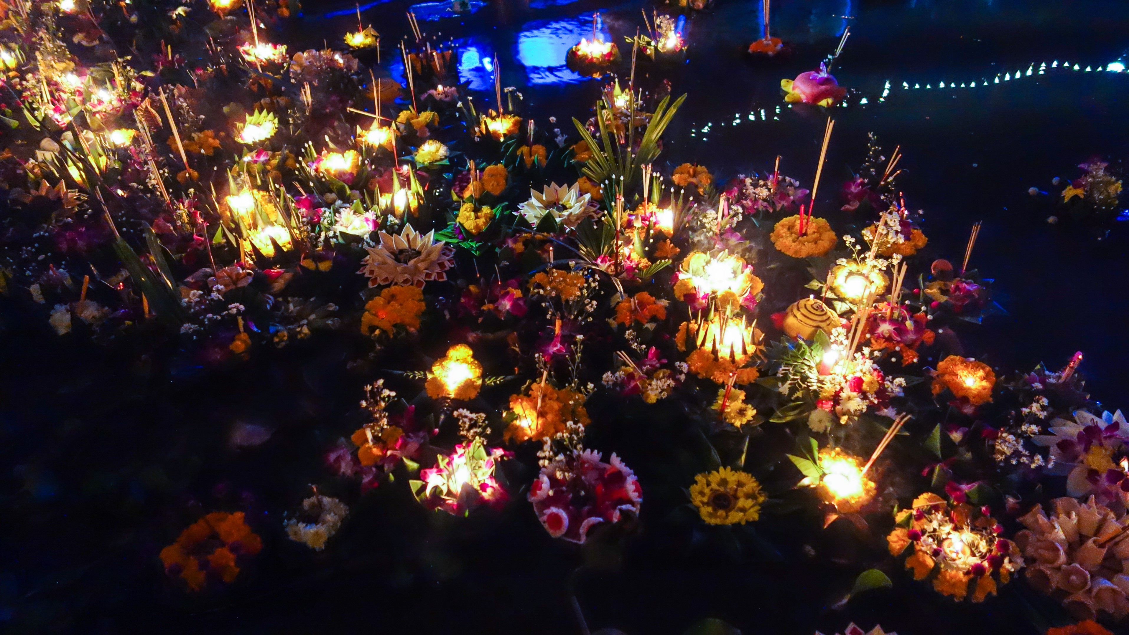 Loi Krathong. Visions of Domino, CC BY 2.0 <https://creativecommons.org/licenses/by/2.0>, via Wikimedia Commons