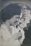 Indische vrouwen hielpen vooral bij hulp aan onderduikers en koerierswerk. Sara Maria Walbeehm verleende in twee jaar tijd onderdak aan vele Joodse onderduikers en verzetsmensen – naar schatting 75-150 mensen. Zij werd in maart 1943 gearresteerd en in de Scheveningse gevangenis (Oranjehotel) verhoord. Mies - zoals ze genoemd werd - verbleef tot het einde van de oorlog in doorgangskamp Westerbork. Fotograaf en bron onbekend.