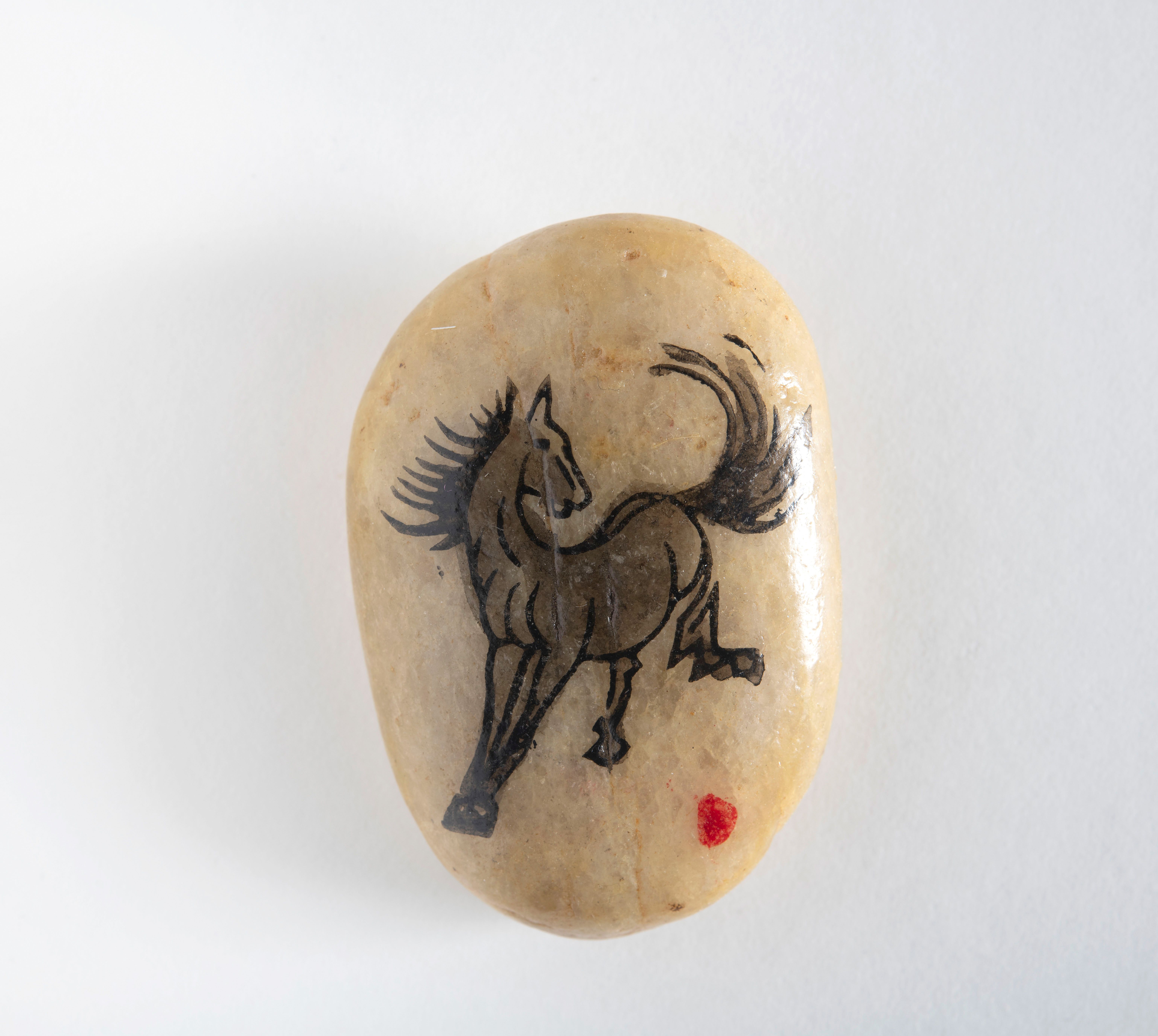 Deze platte steen met de geschilderde afbeelding van een paard is onderdeel van een set van twaalf stenen met op iedere steen een dier van de Chinese dierenriem, 1985. (RV-5374-188g)