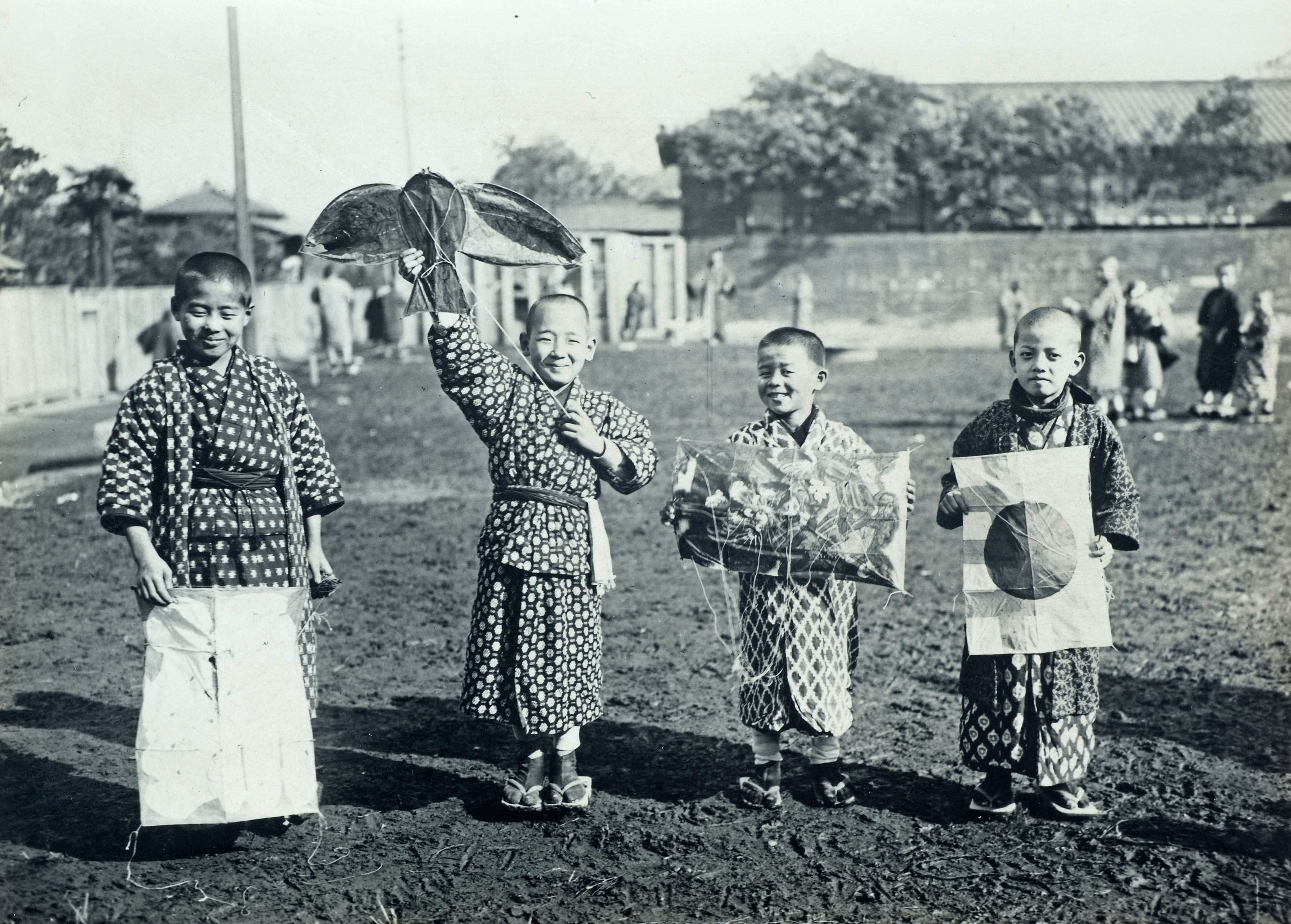 Vier Japanse jongens met vliegers