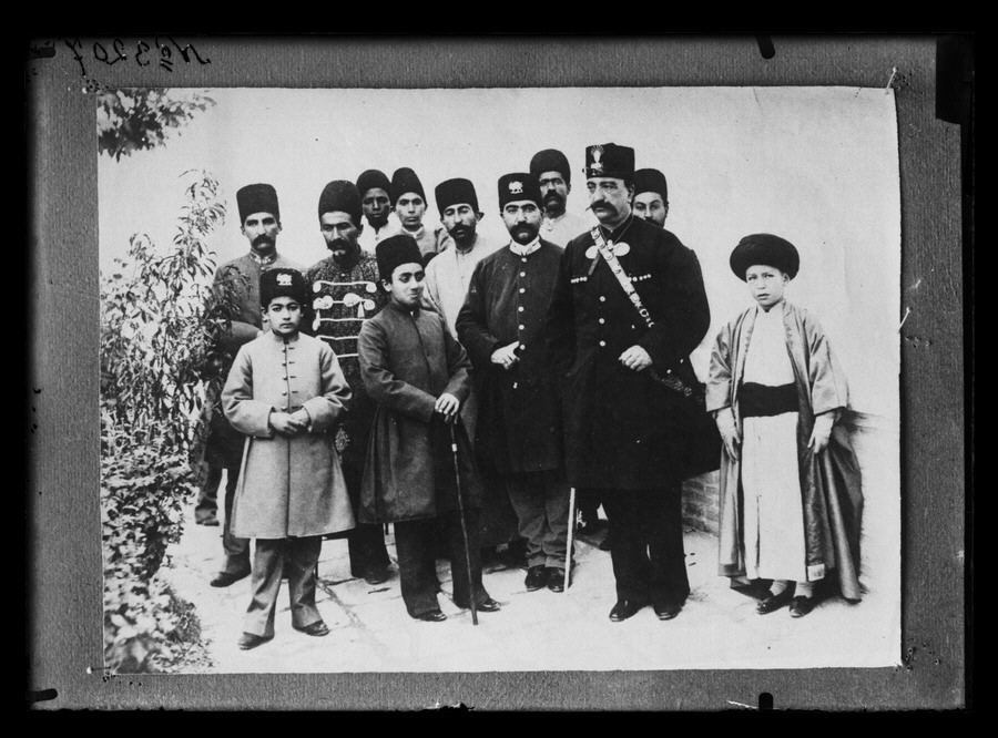 Naser al-Din Shah van Perzië en zijn gezelschap, glasnegatief, 1901. Fotograaf: Antoin Sevruguin. (RV-A6-16)