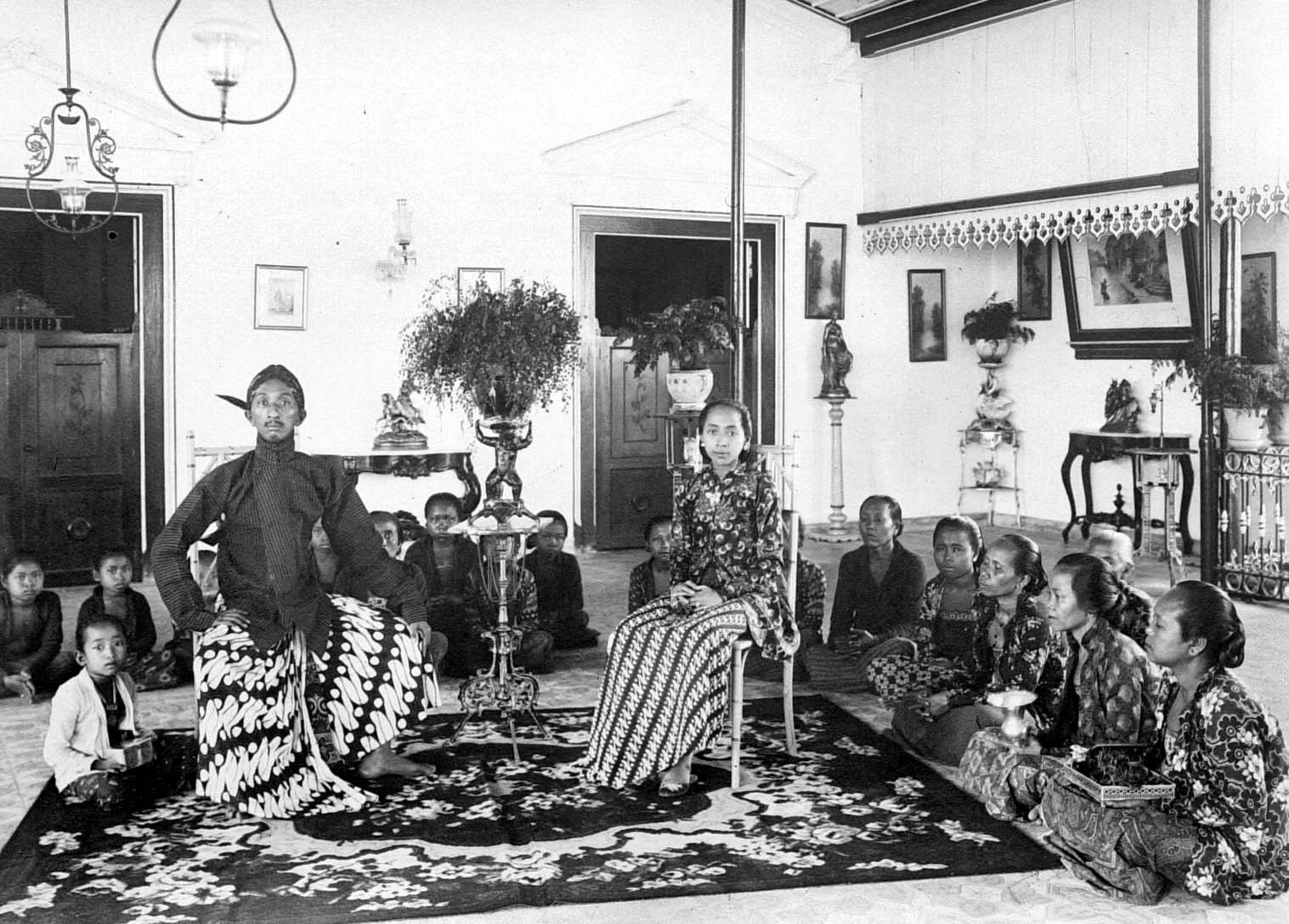 Prins Poeroebojo, majoor van de generale staf en broer van de kroonprins van Yogyakarta, met zijn echtgenote, oudste dochter en leden van de huishouding. Voor 1939. Fotograaf onbekend. (TM-10001311)