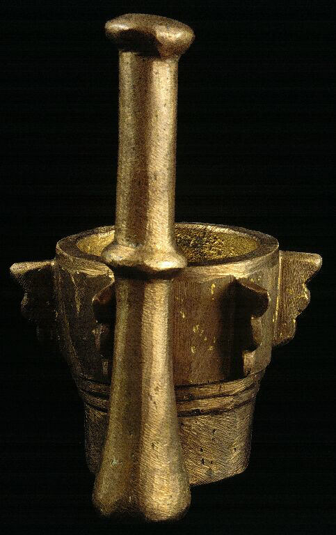 Koperen vijzel met stamper voor het fijnmalen van henna uit Marrakech (TM-4956-212). 