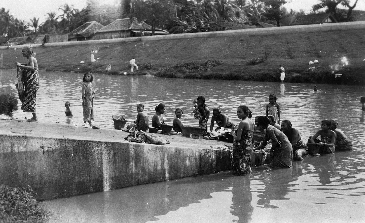 TM-60047271: Het wassen van kleding in de Molenvliet in Batavia, 1920-1936.