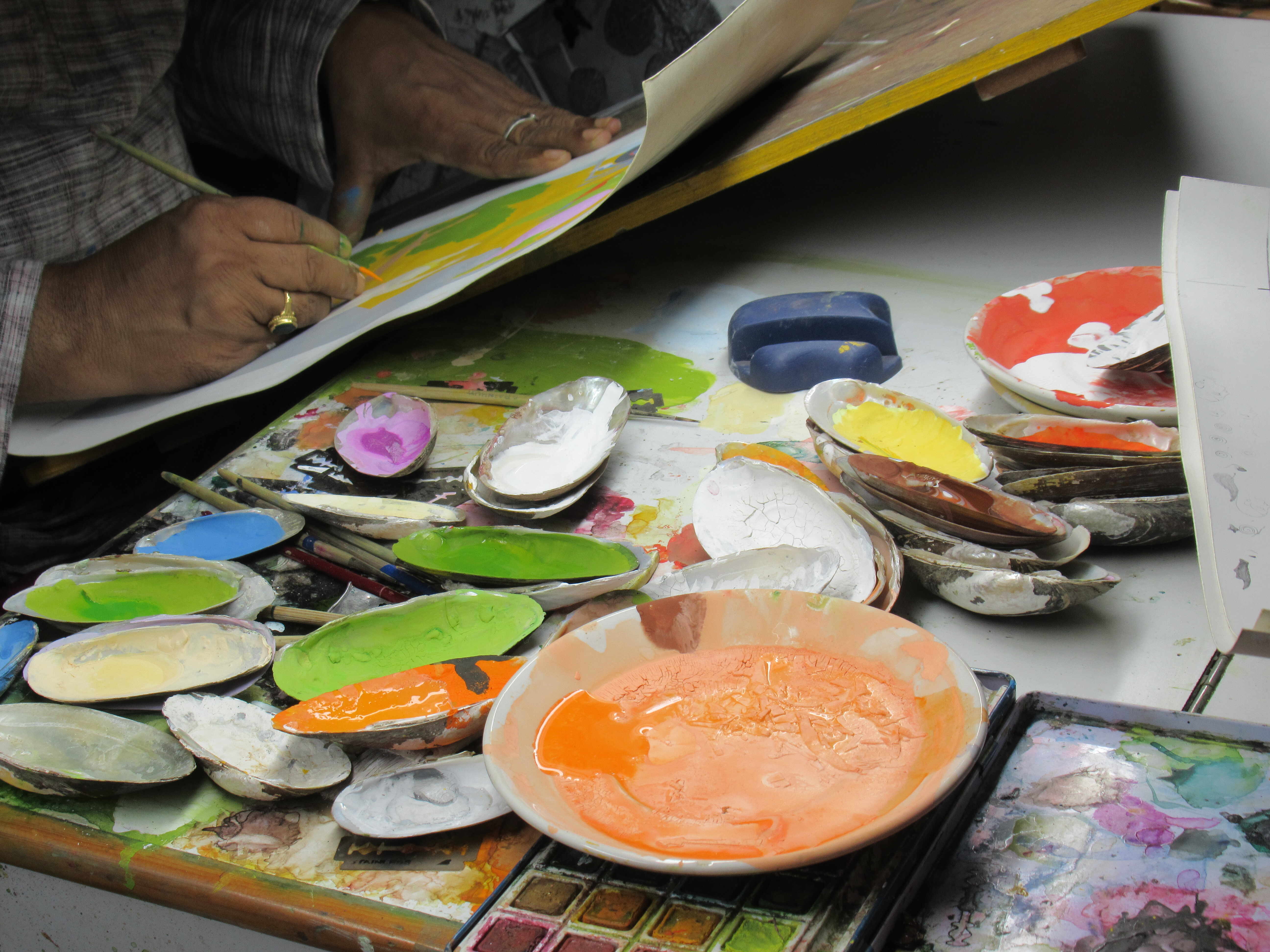 Vijay Sharma’s painting materials, private studio, Chamba (Himachal Pradesh). The painter Padma Shri Vijay Sharma at work. (© Amélie Couvrat Desvergnes, October 2022