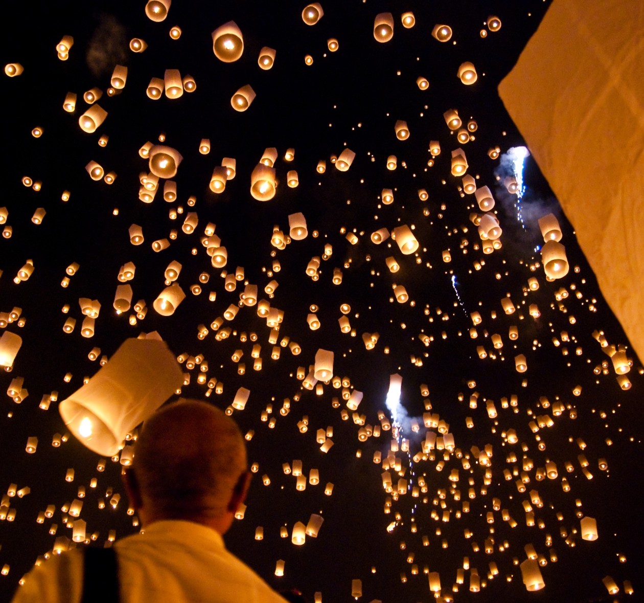 Khom loi in Chiang Mai. Takeaway, CC BY-SA 3.0 <https://creativecommons.org/licenses/by-sa/3.0>, via Wikimedia Commons