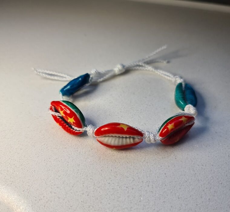 Maak je eigen armband met kauri-schelpen voor Keti Koti