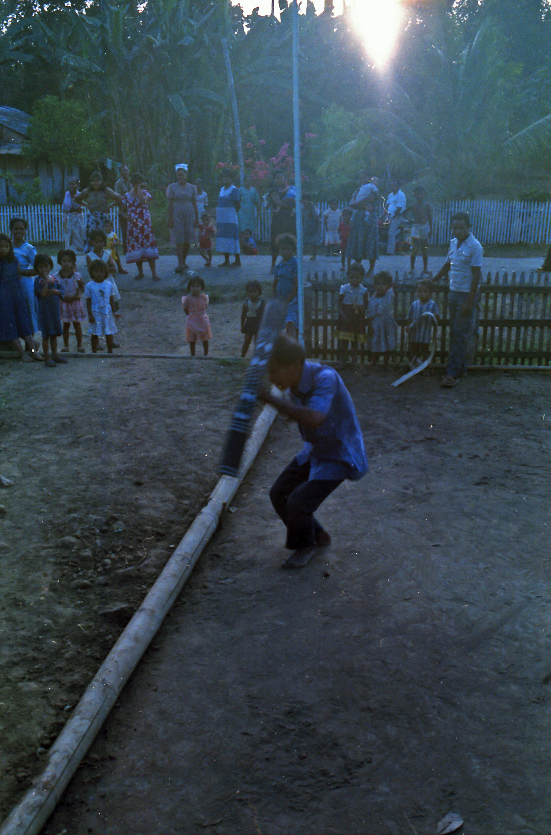 Voor het bruidspaar uit voert een Tobaru man de cakakele dans uit met een salawaku, in het dorp Awer (Halmahera-Barat -regentschap), 1982. (RV-6234-1022) © Prof.dr. L.E. (Leontine Elisabeth) Visser 