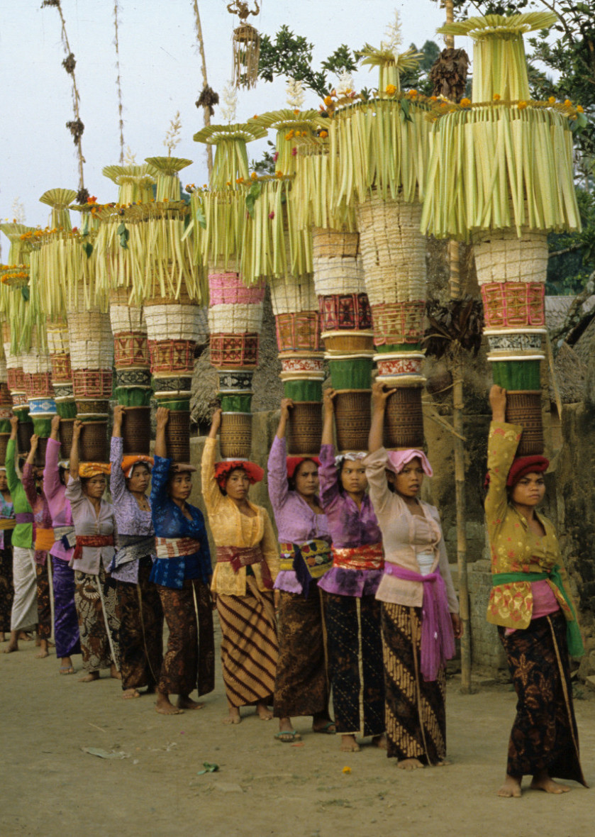Een groep vrouwen uit dezelfde banjar (wijk) in Penglipuran (een dorp in centraal Bali), allen gekleed in een gekleurde kebaya en gebatikte kain, brengt familieoffers naar de tempel waar op die dag de stichtingsdag van de tempel wordt gevierd, 1 november 1982. (7358-39) © Francine Brinkgreve