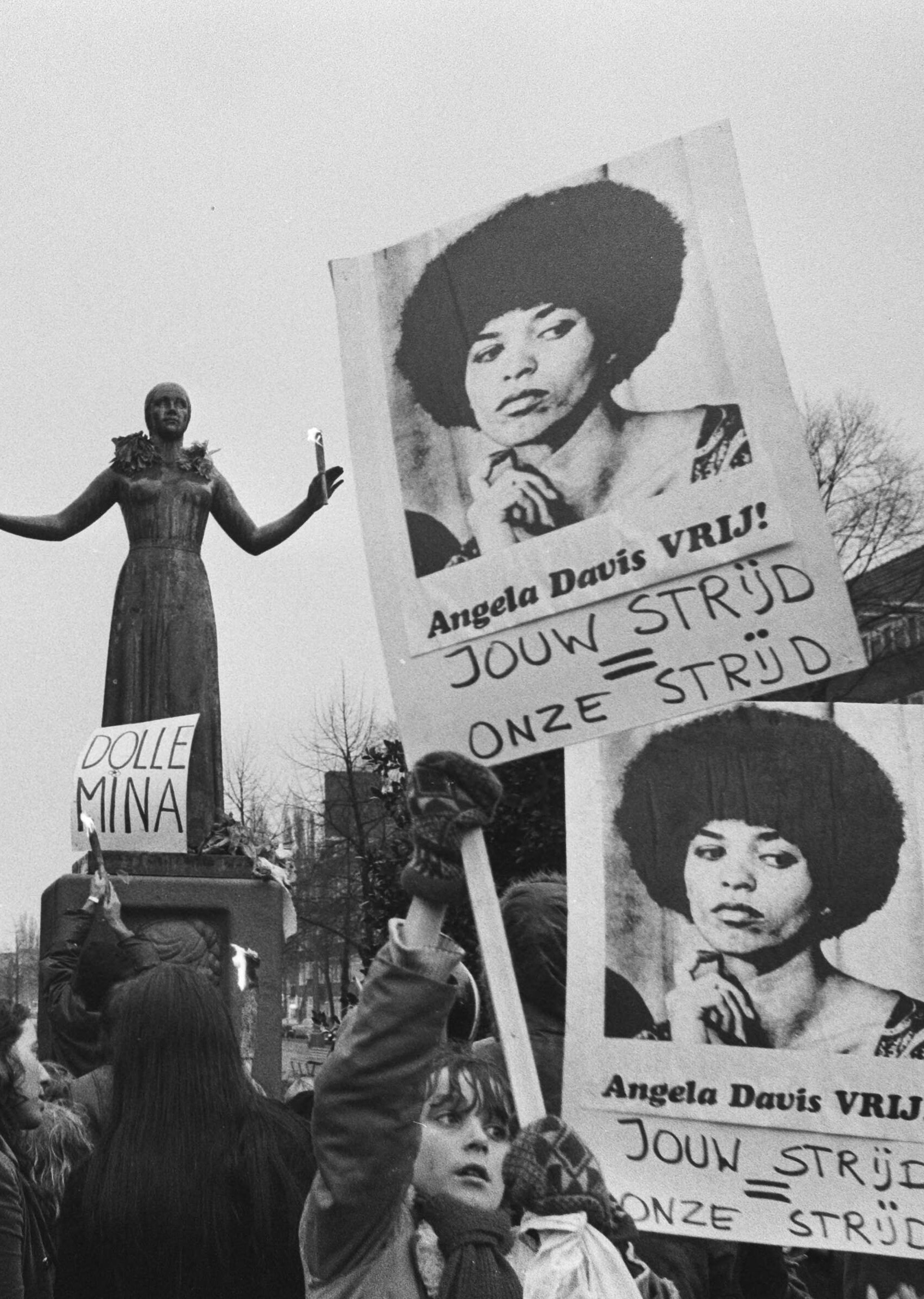 Rob Mieremet (fotograaf); Dolle Mina’s demonstratie voor Angela Davis bij het Wilhelmina Druckermonument op Churchilllaan