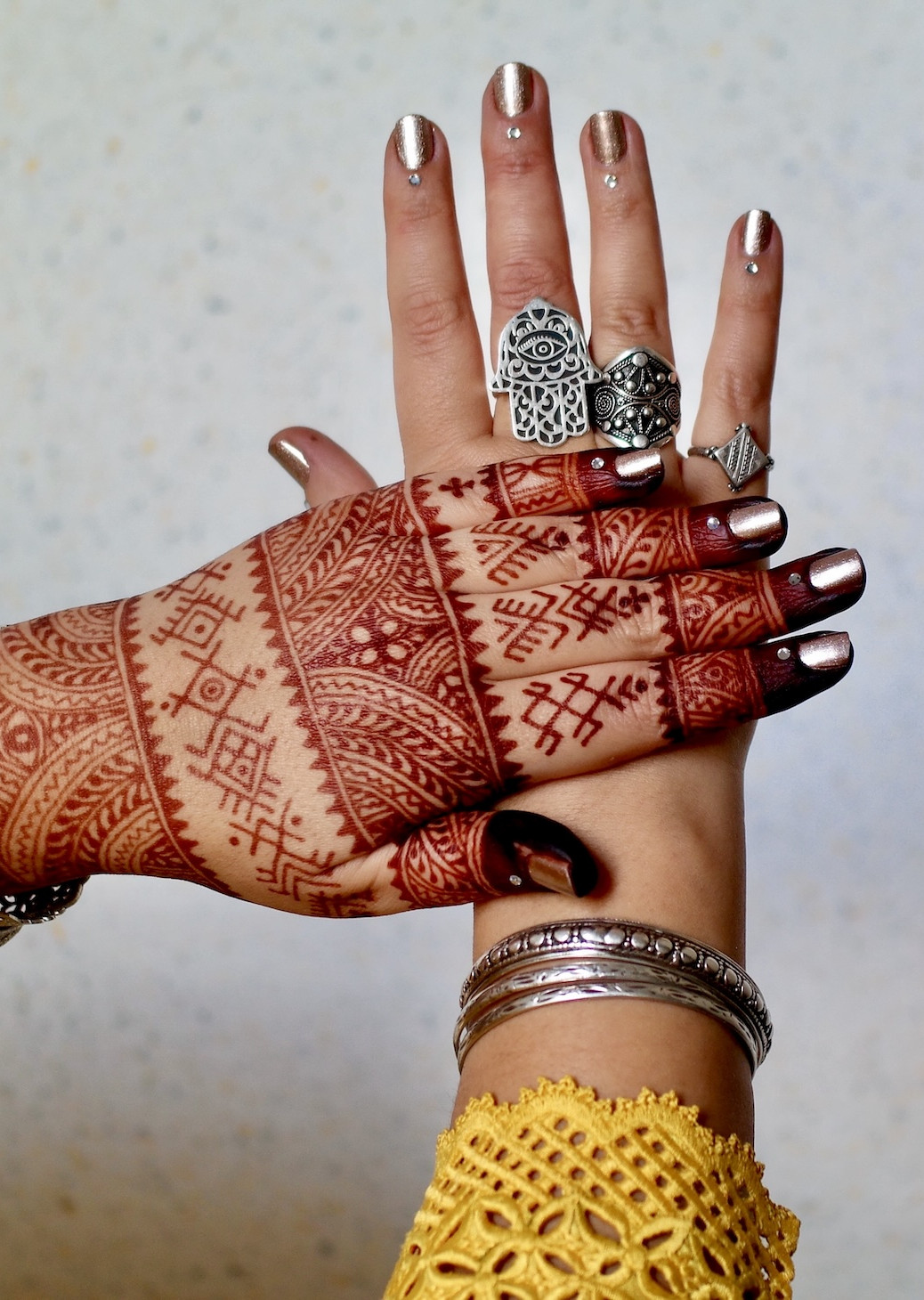 Hennakunst door Fatima Oulad Thami, expert Marokkaanse hennacultuur en werkzaam als (henna)kunstenaar onder de naam Hand of Fatima.