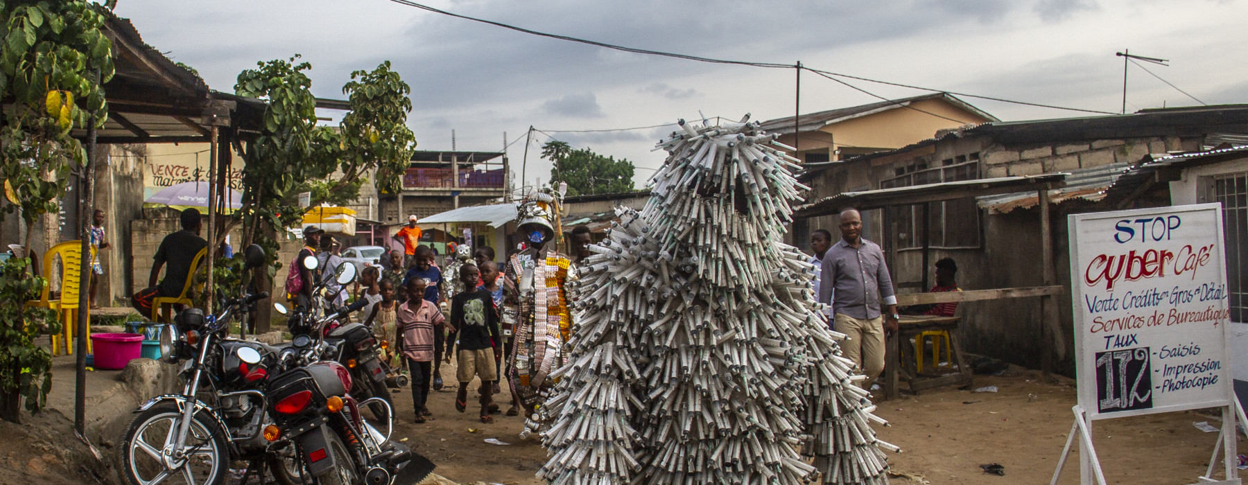 lory Sinanduku performt SANTE PUBLIC, in plastic spuiten-pak in Kinshasa, Congo. Foto Azgard Itambo.jpg
