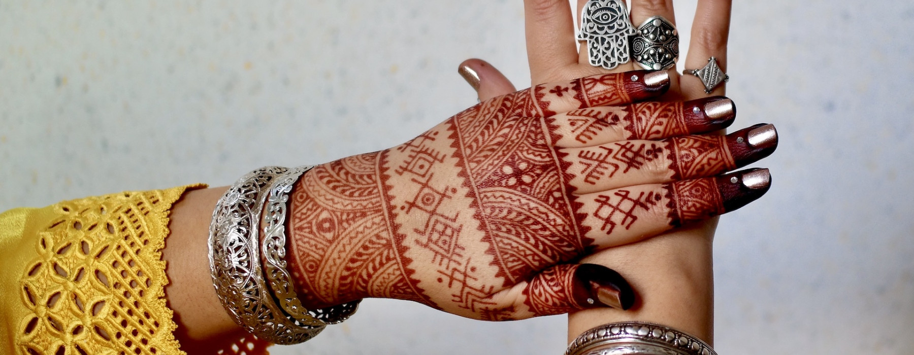 Hennakunst door Fatima Oulad Thami, expert Marokkaanse hennacultuur en werkzaam als (henna)kunstenaar onder de naam Hand of Fatima.