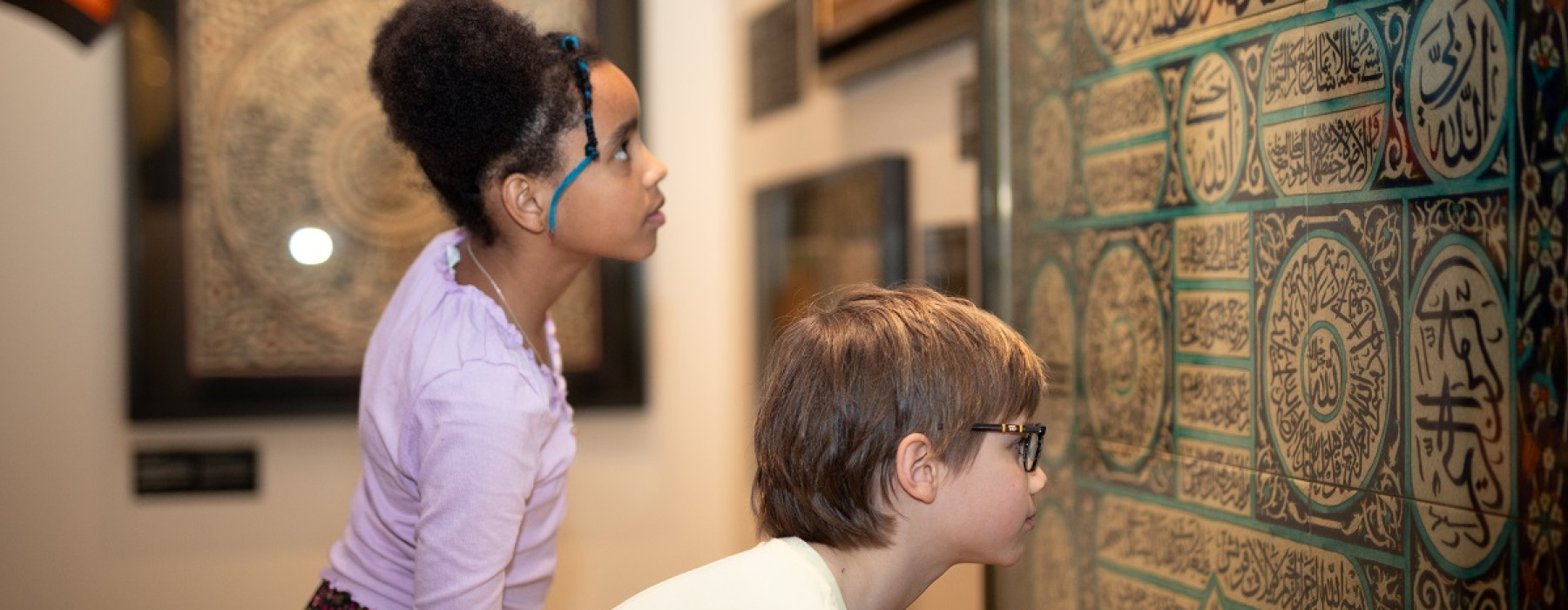 Bso kinderen op pad met de fluisteraar door de tentoonstelling Things that Matter