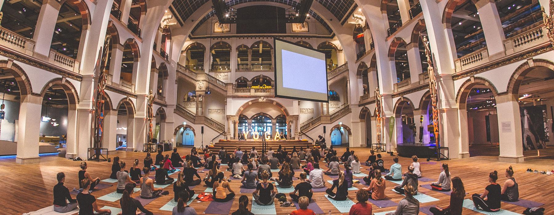 Yoga in het Tropenmuseum, gemaakt door Kirsten van Santen