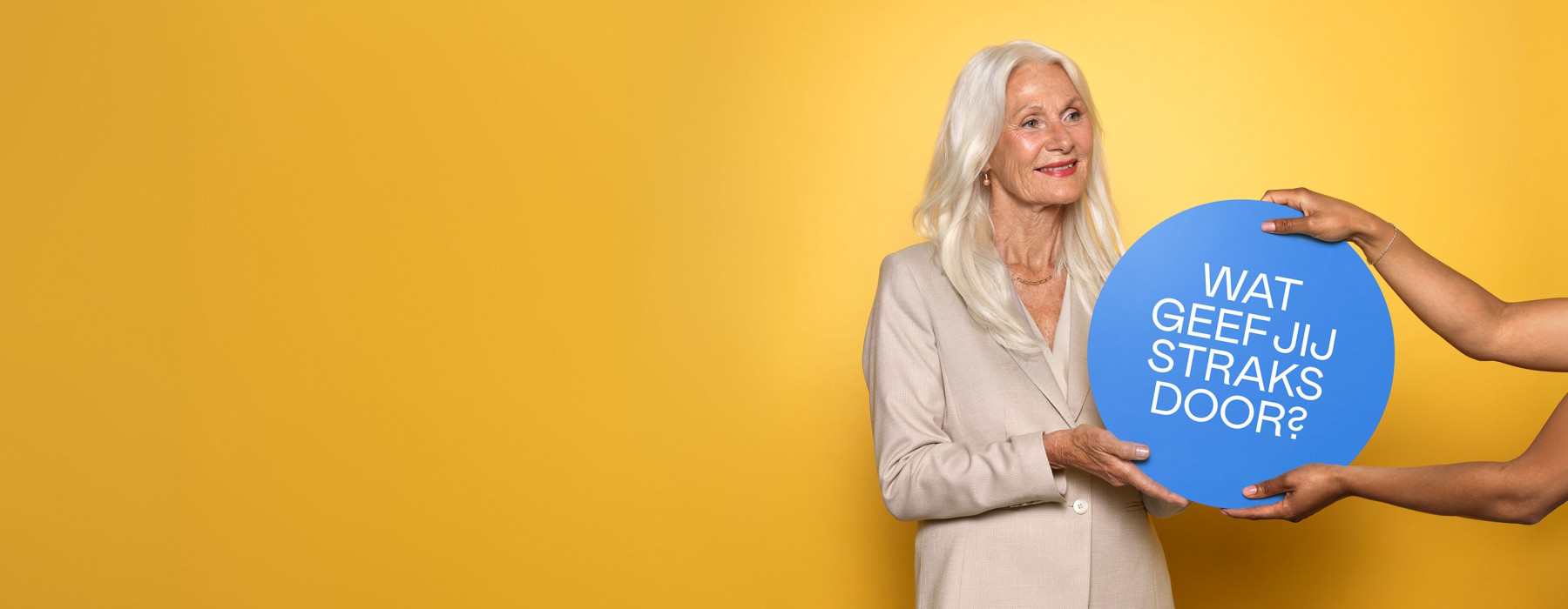 vrouw geeft een bord door als symbool van haar erfenis