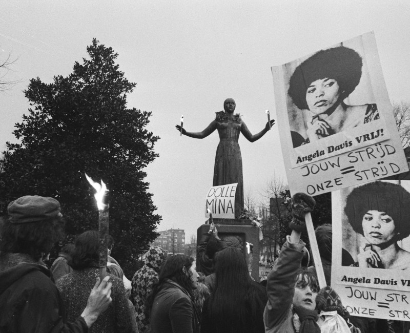 Rob Mieremet (fotograaf); Dolle Mina’s demonstratie voor Angela Davis bij het Wilhelmina Druckermonument op Churchilllaan