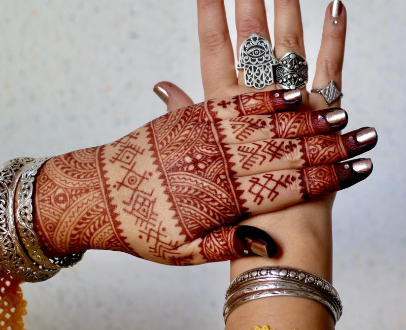 Hennakunst door Fatima Oulad Thami, expert Marokkaanse hennacultuur en werkzaam als (henna)kunstenaar onder de naam Hand of Fatima.