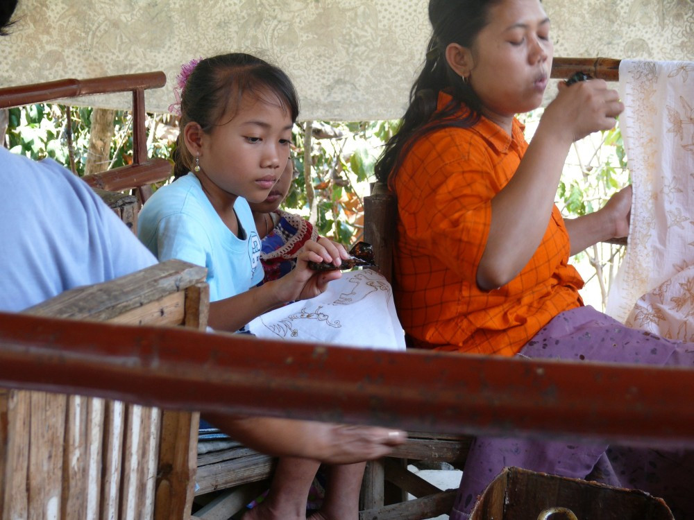 Pembatik/batikmaker Ibu Juwariyah en Dwi, bij KUB Srikandi in de desa Jeruk nabij Lasem, Java (ID) 2009. Foto door Sabine Bolk.