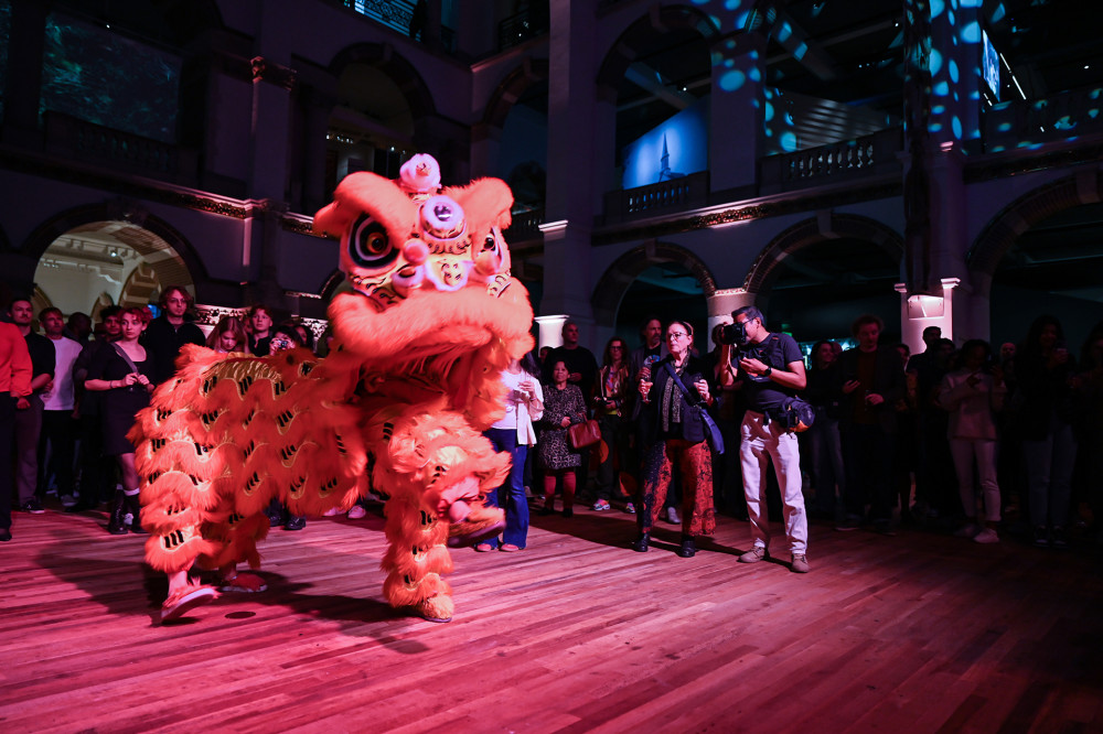 Leeuwendans door de kungfu school Luk Hop Moon tijdens de opening van de tentoonstelling Martial Arts. Foto Kevin Kwee.