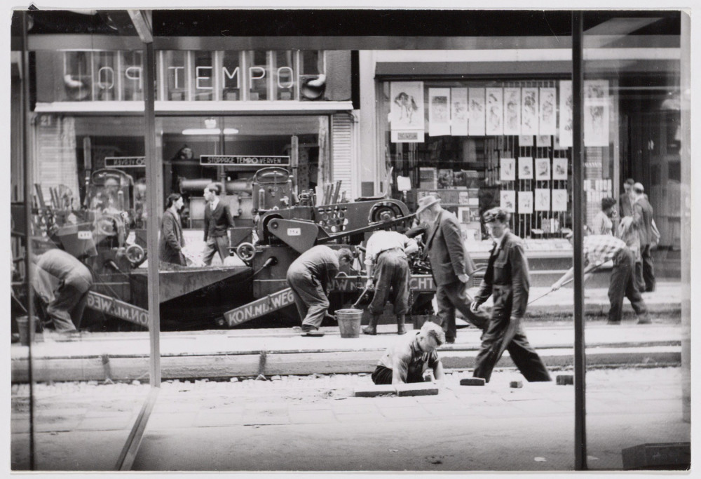 Pegasus boekwinkel in de Leidsestraat in Amsterdam, met Chinese geblokdrukte schilderingen in de etalage, ca. 1960. Stadsarchief Amsterdam (OSIM00005005499)