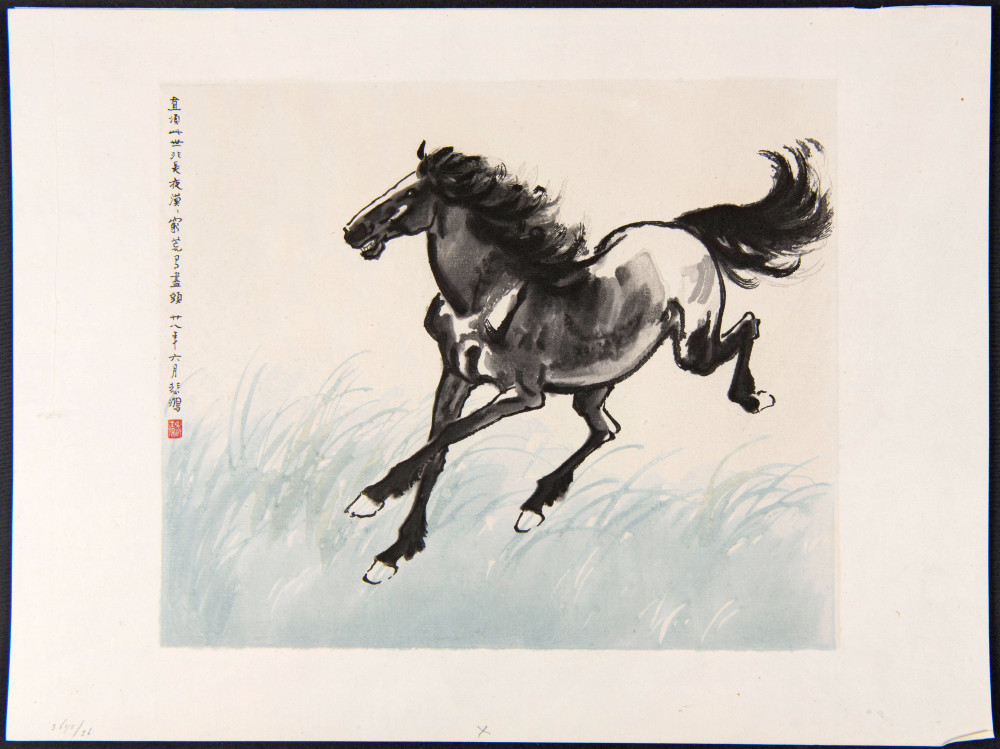 Xu Beihong maakte zo’n 1000 portretten van paarden maar schilderde ook vogels. Hij bestudeerde de anatomie van paarden en kende het skelet, de spieren, organen, bewegingen en uiterlijk van paarden. De Rongbaozhai drukkerij in Bejing maakte deze blokdrukschildering van de oorspronkelijke inktschildering door Xu Beihong (1949-1959). (RV-3645-26)