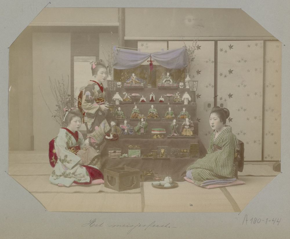 Drie meisjes tijdens het poppenfeest (hinamatsuri) - op 3 maart. Dit feest wordt ook nu elk jaar nog gevierd, met een uitstalling van poppen. Fotograaf onbekend, 1896 (RV-A180-1-44)