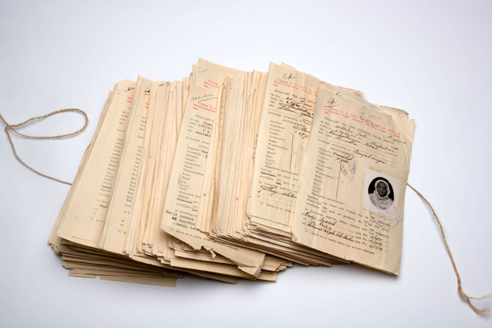 Set van ca. 25.000 identiteitskaarten van reispassen naar Mekka, uitgegeven door en ingevuld door bestuursambtenaren in Nederlands-Indië en bestemd voor de Nederlandse consul in Djeddah (Saoedie-Arabië). (RV-A258)