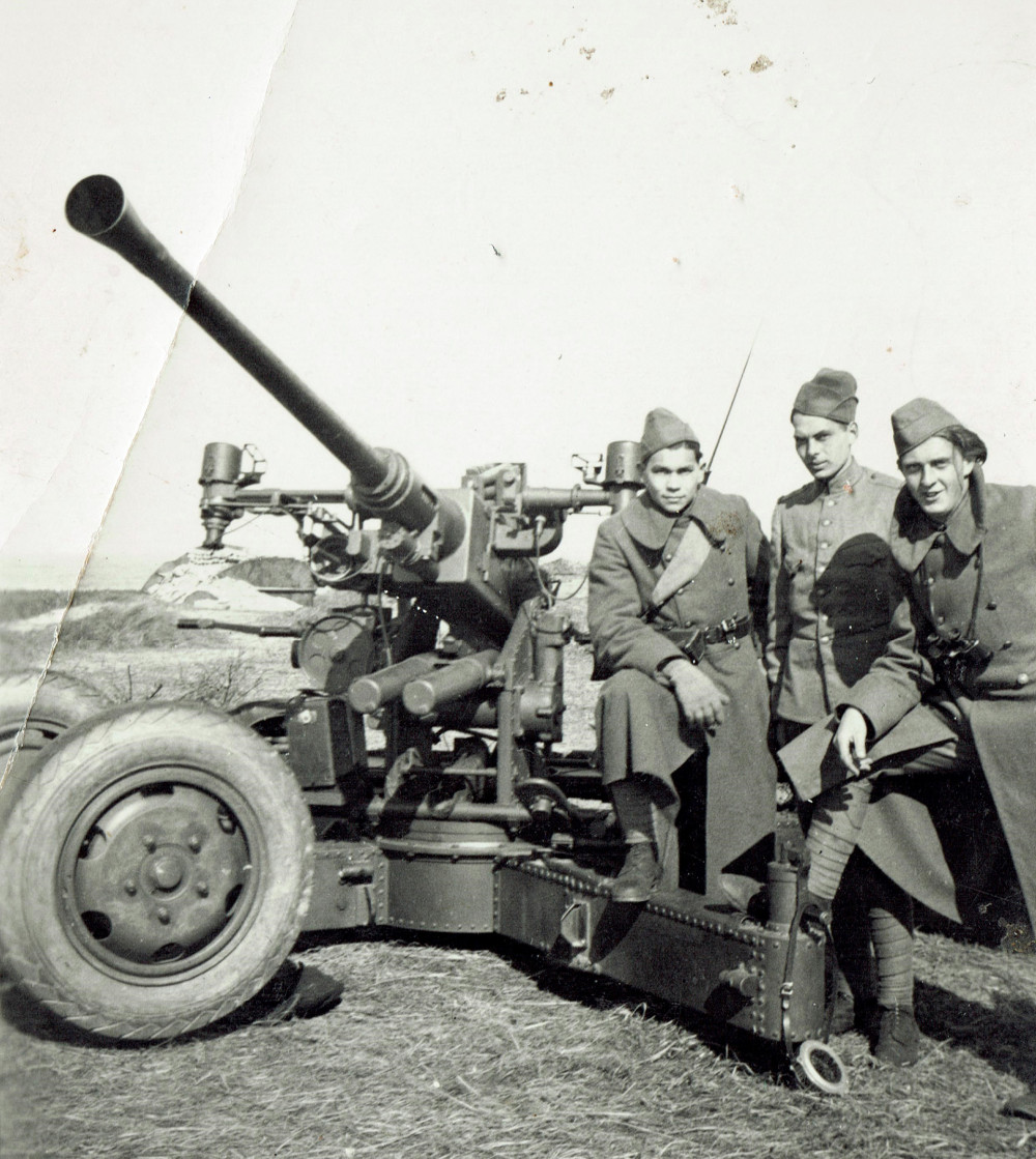 Rudi Jansz (links op de foto) werd als dienstplichtig soldaat in de meidagen 1940 ingezet bij de luchtafweer. Later werd hij een spil in het Indisch verzet in Den Haag en contact met andere verzetsgroepen. Fotograaf onbekend. © Ernst Jansz