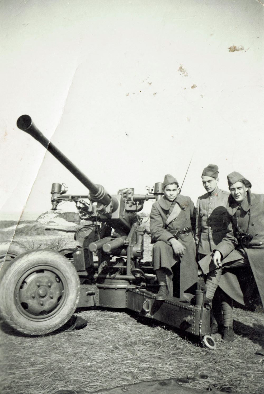 Rudi Jansz (links op de foto) werd als dienstplichtig soldaat in de meidagen 1940 ingezet bij de luchtafweer. Later werd hij een spil in het Indisch verzet in Den Haag en contact met andere verzetsgroepen. Fotograaf onbekend. © Ernst Jansz