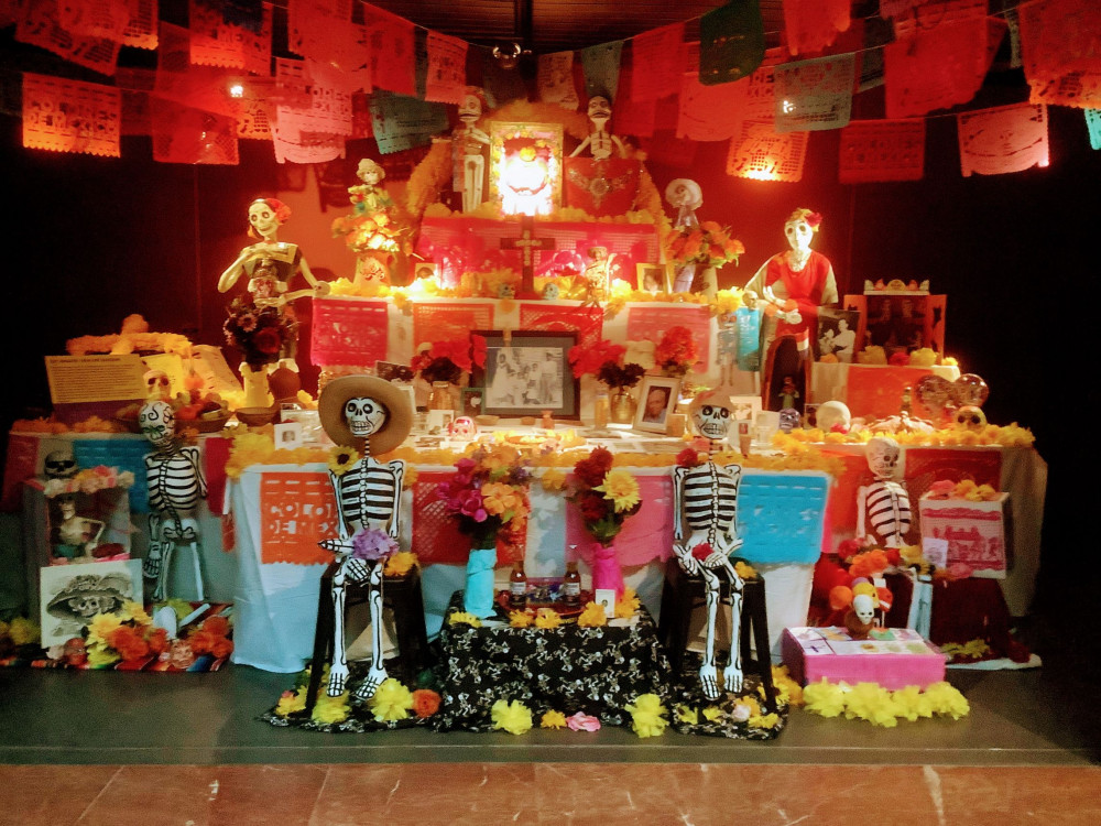 Altaar voor de viering van Día de Muertos in Wereldmuseum Leiden, 2025. Fotograaf: Edo.