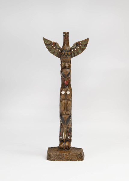 Miniatuur totempaal: Haida of Kwakiutl, Northwest Coast, 1950-1990. (RV-6083-3)