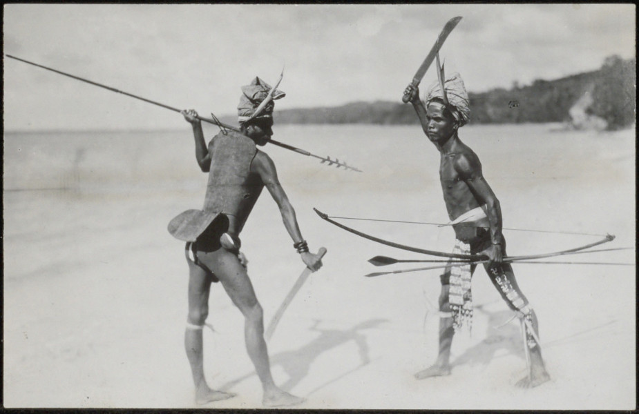 Demonstratie van mannen met een speer met weerhaken, een pijl en boog en kapmessen, Tanimbar -eiland, 1924-1932. International Archiv für Ethnographie. Voorheen Collectie Tillema. (RV-A440-tt-186-206A)
