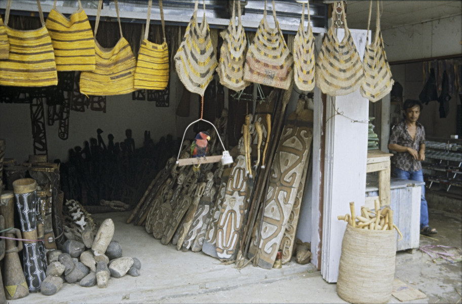 Souvenirwinkel met Asmat objecten voor toeristen, omgeving Jayapura, 02-1993 - 03-1993. Fotograaf Jaap de Jonge. (TM-20018395)