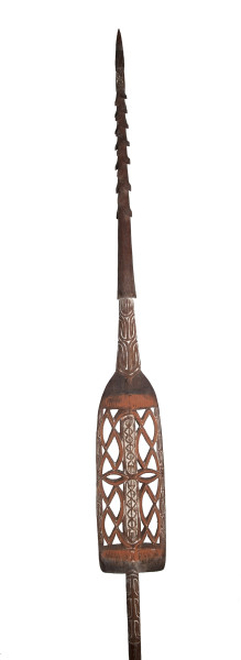 Asmat gebruiken speren voor de jacht en visserij, als wapen in de strijd en als dansattribuut. Asewets-rivier, 1946-1956. (TM-2492-4)