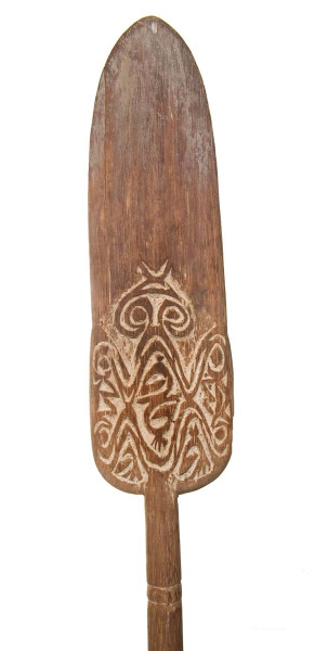 Boomstamkano’s werden met houten peddels van 2,5 – 3 meter lang voortbewogen. Het peddelblad en de schacht zijn meestal met motieven versierd. Asmat-regenstschap, 1952-1962. (TM-3175-5)