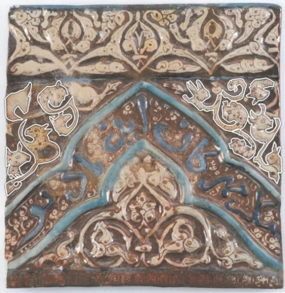 Verschillende dierenkoppen zijn op de tegel afgebeeld. 