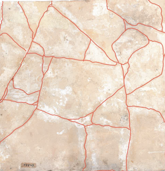 De rode lijnen geven de scheuren weer. 