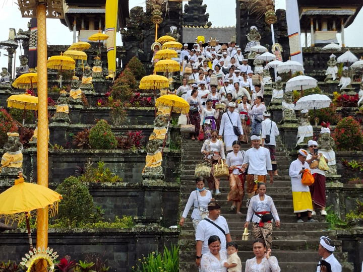 Vrouwen in - vooral witte - kebaya bij een groot tempelfeest in Pura Besakih, één van de belangrijkste tempels van Bali, in april 2026. © Francine Brinkgreve