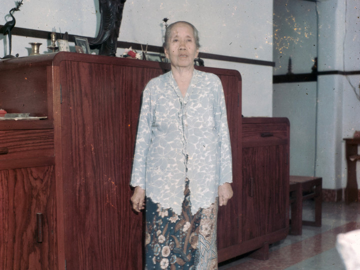 Oma Han Tek Nio, de moeder van de moeder van Sioe Yao en Gie Tjin Kan, draagt een lichtgekleurde kebaya, 1961. (7292-428)