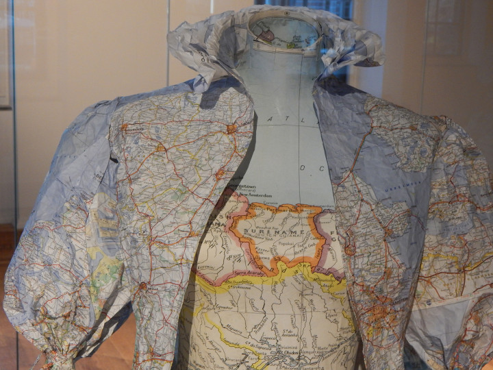 Susan Stockwell, Territory Dress, 2018. Papier, bedrukt katoen, hout en computerdraad, 156 × 145 × 225 cm incl. sleep.