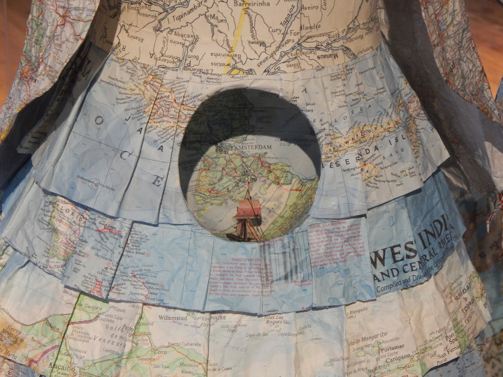 Susan Stockwell, Territory Dress, 2018. Papier, bedrukt katoen, hout en computerdraad, 156 × 145 × 225 cm incl. sleep.