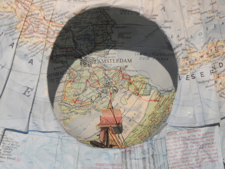 Susan Stockwell, Territory Dress, 2018. Papier, bedrukt katoen, hout en computerdraad, 156 × 145 × 225 cm incl. sleep.