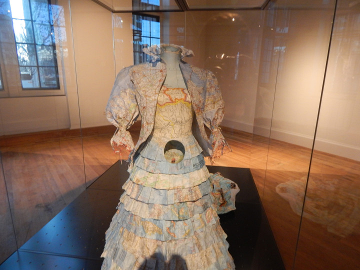 Susan Stockwell, Territory Dress, 2018. Papier, bedrukt katoen, hout en computerdraad, 156 × 145 × 225 cm incl. sleep.