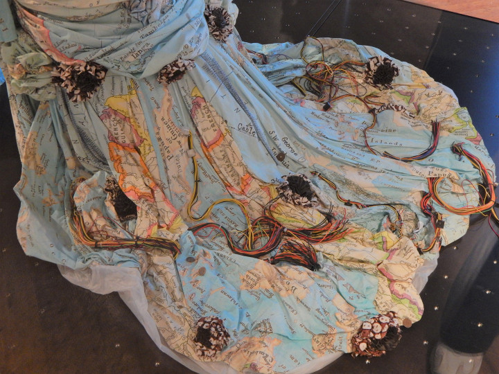 Susan Stockwell, Territory Dress, 2018. Papier, bedrukt katoen, hout en computerdraad, 156 × 145 × 225 cm incl. sleep.