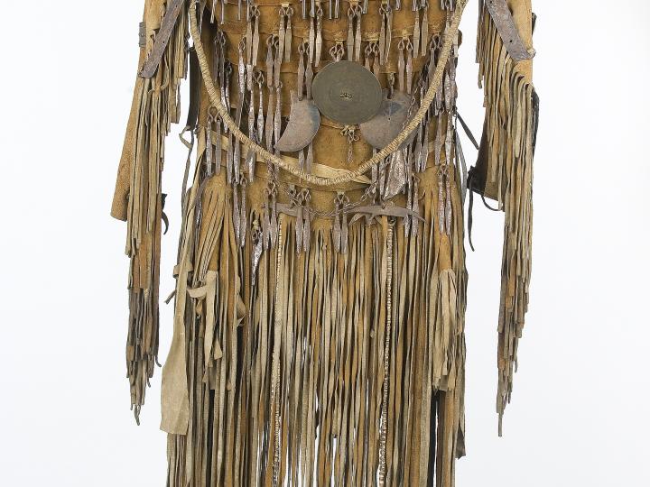 Jas van een sjamaan (achterkant); leer, ijzer, peesdraad; Noordoost-Siberië, 1800-1803. Collectie Stichting Nationaal Museum van Wereldculturen