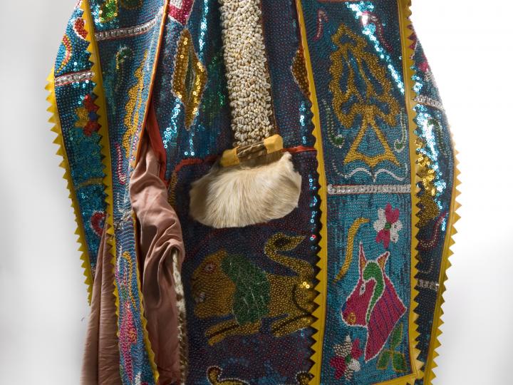 Egungun bovenkostuum met masker; pailletten, schelpen, katoen, huid (dierlijk); Benin; 2005. Collectie Stichting Nationaal Museum van Wereldculturen