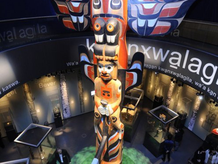 De totempaal was de blikvanger in de tentoonstelling 'Het Verhaal van de Totempaal' in 2012-2013. (R-5420)
